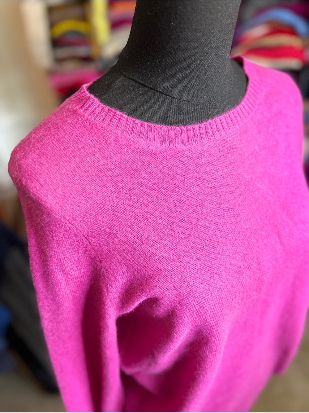 Women's Crewneck Cashmere Sweater in Vibrant Fuchsia
